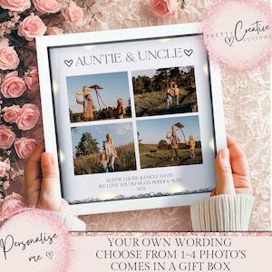 Puede incluir: Un collage de fotos enmarcado en blanco con cuatro fotos familiares. El texto "AUNTIE & UNCLE" está en la parte superior. El texto inferior dice "SU PROPIA REDACCIÓN ELIJA ENTRE 1-4 FOTOS VIENE EN UNA CAJA DE REGALO".