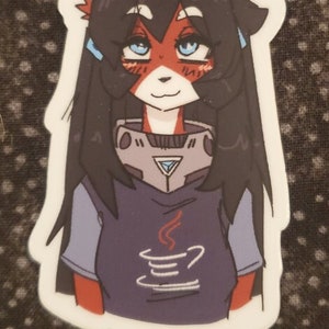 Może przedstawiać: Naklejka przedstawiająca postać z kreskówki przypominającą lisa z czarnymi włosami, rudym futrem i niebieskimi oczami. Postać nosi fioletową koszulę z grafiką filiżanki do kawy i srebrno-szarym kołnierzem. Naklejka ma białą obwódkę.