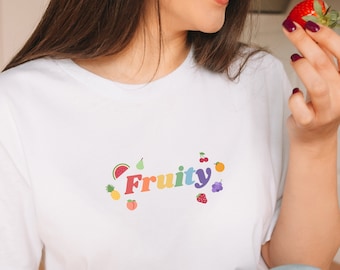 Fruktig Queer-tröja - det är en liten fruktig, lesbisk t-shirt, HBTQ-fruktiga skjortor, regnbågsfärgad pride-tröja, say gay-topp, rolig gay-t-shirt, gay meme