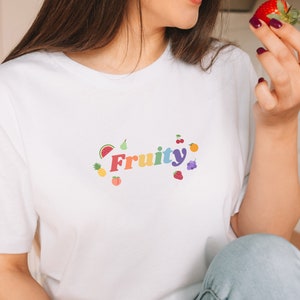 Maglietta Fruity Queer - è un po' fruttata, maglietta lesbica, magliette fruttate lgbtq, maglietta arcobaleno orgoglio, di' top gay, maglietta gay divertente, meme gay