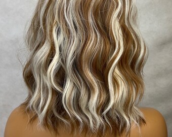 Perruque Femme Courte Synthétique - Blond Foncé Méché Clair - Taille Moyenne - Neuf Avec étiquettes