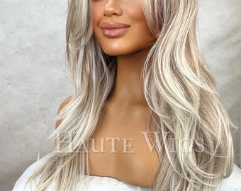 Könnte beinhalten: Lange, blonde Perücke mit sanften Highlights und Stufen. Die Perücke hat eine Lace-Front und ist mit weichen Wellen gestylt. Der Text "HAUTE WIGS" ist auf dem Bild zu sehen. Die Perücke wird auf einem Schaufensterkopf präsentiert.