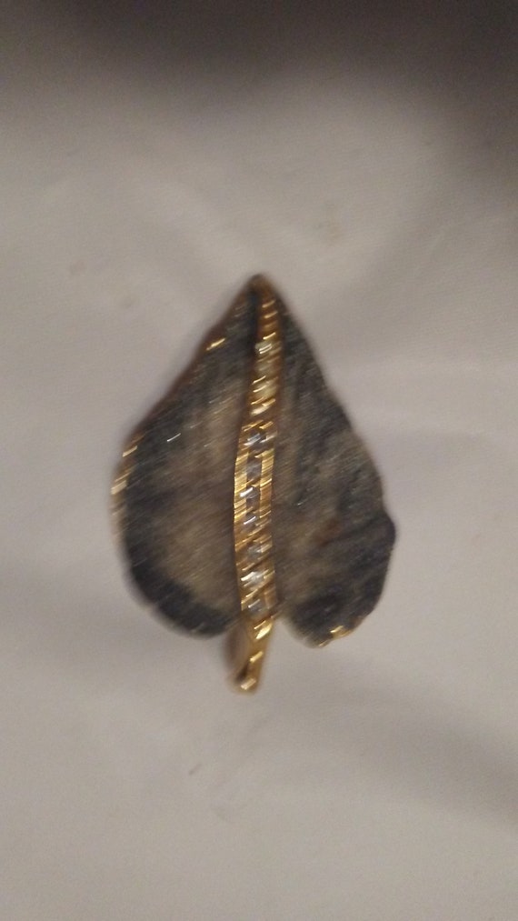 Moss Green leaf pin