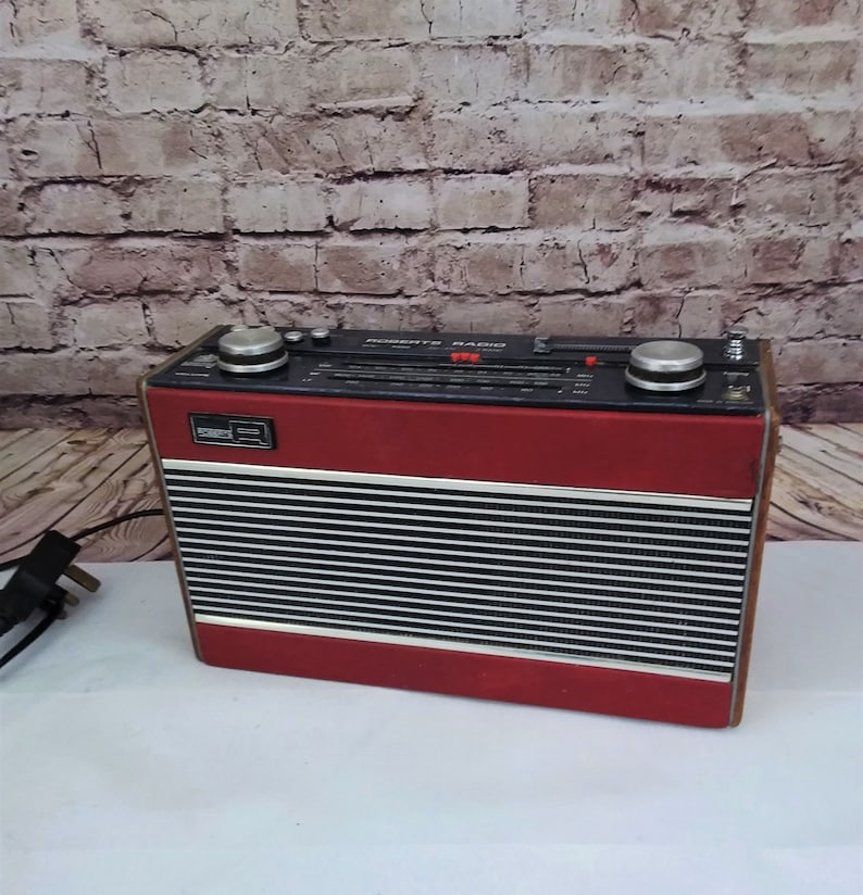 Roberts radio R800 in red 1980s radio. LW MW and FM lovely retro transistor radio working radio