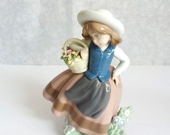 Lladro, 5221, Sweet Scent, 1984, pretty Flower girl, in perfect condition.