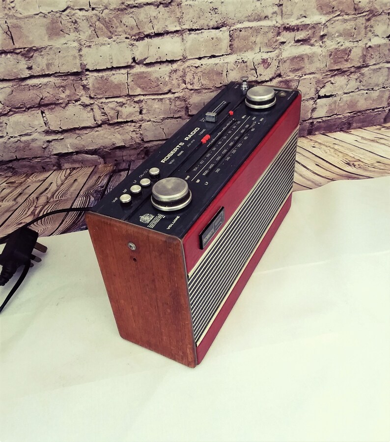 Roberts radio R800 in red 1980s radio. LW MW and FM lovely retro transistor radio working radio