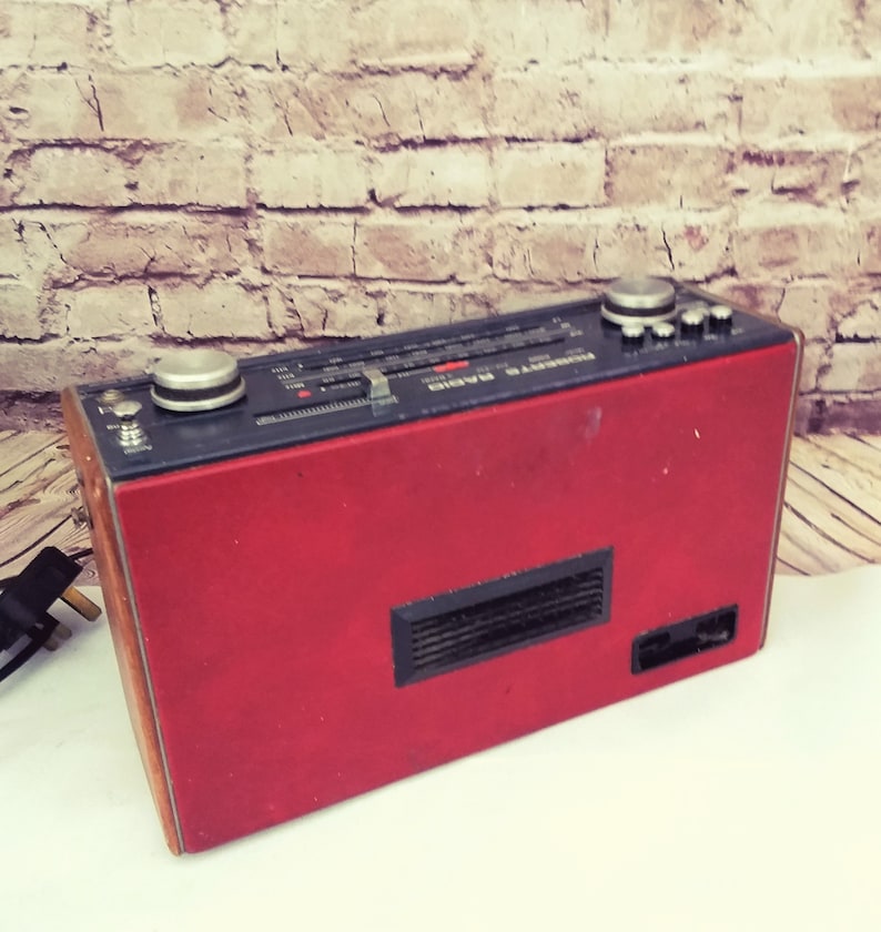 Roberts radio R800 in red 1980s radio. LW MW and FM lovely retro transistor radio working radio