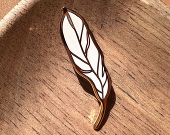 Broche de oro con pluma blanca, broche de amuleto de buena suerte, recuerdo conmemorativo, regalo de recuerdo