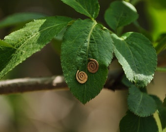 Spiral Steckohrring aus Messing