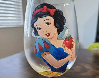 Snow White Painted Wine Glass, Disney Princess Wine Glass, Disney Wine Glass, Painted Wine Glass, Disney Lover Gift, Wine Lover Gift