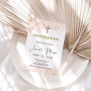 Könnte beinhalten: Einladung zur Konfirmation mit einem Aquarellhintergrund in Rosa- und Goldtönen. Die Einladung zeigt ein goldenes Kreuz und den Text "Konfirmation" in goldenen Buchstaben. Der Text "Amanda Peterson" ist in schwarzer Kursivschrift geschrieben. Datum und Uhrzeit der Veranstaltung sind mit "27. August um 14:00 Uhr" angegeben. Die Einladung enthält auch den Namen der Kirche und die Adresse. Die RSVP-Informationen sind am unteren Rand der Einladung aufgeführt.