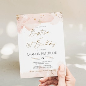 Könnte beinhalten: Eine weiße Einladungskarte mit goldener Schrift, die eine Taufe und den 1. Geburtstag von Amanda Paterson am 27. August um 14:00 Uhr ankündigt. Die Karte zeigt einen Aquarellhintergrund mit einem goldenen Kreuz und goldenen Glitzerakzenten. Die Veranstaltung findet in der Resurrection Catholic Church, 157 Pitt Street, Sydney, statt, gefolgt von einer Feier im 1073 sidney ERZSÉBET KRT. 9-11. RSVP an Olivia unter 000.000.0000.