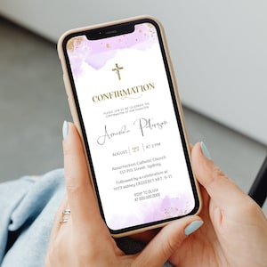 Könnte beinhalten: Ein Smartphone zeigt eine Konfirmations-Einladung. Das Design zeigt ein goldenes Kreuz, elegante Schrift und lavendelfarbene Aquarellakzente. Die Einladung enthält den Namen Amanda Peterson, Datum, Uhrzeit und Ort.