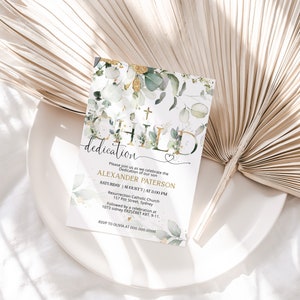 Pode incluir: Um cartão branco com desenhos florais verdes e dourados e o texto "My Child Dedication" com o nome "Alexander Paterson" e a data "Sábado, 7 de agosto às 14h00".
