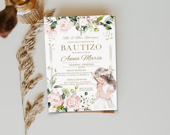 Pode incluir: Um convite de batismo com detalhes florais e dourados. O convite apresenta o texto "BAUTIZO" e "Anna Maria" em uma escrita elegante. Também inclui uma ilustração em aquarela de uma menina com uma coroa de flores. O convite é cercado por rosas cor-de-rosa e folhas verdes.