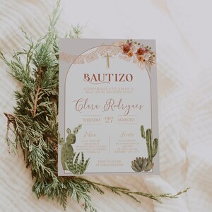 K&ouml;nnte beinhalten: Eine hellblaue Einladung mit einem Kaktus- und Blumendesign. Der Text lautet "Bautizo" und "Clara Rodrigues" mit dem Datum "Sabado 27 Agosto". Die Einladung enth&auml;lt Details f&uuml;r einen Gottesdienst und eine Feier.