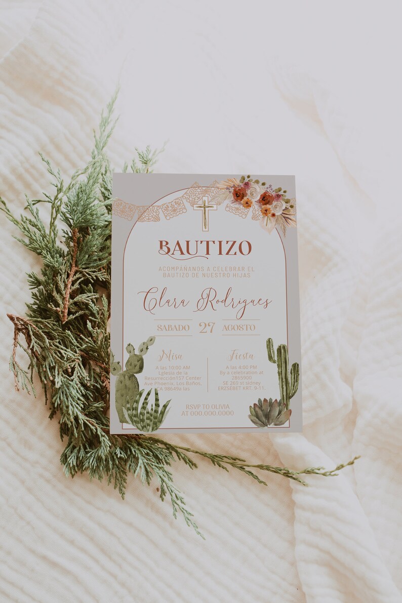 K&ouml;nnte beinhalten: Eine hellblaue Einladung mit einem Kaktus- und Blumendesign. Der Text lautet "Bautizo" und "Clara Rodrigues" mit dem Datum "Sabado 27 Agosto". Die Einladung enth&auml;lt Details f&uuml;r einen Gottesdienst und eine Feier.