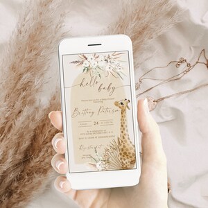 Peut inclure: Une invitation num&eacute;rique pour une baby shower avec une illustration aquarelle d'une girafe et des accents floraux. L'invitation indique "hello baby" et comprend le nom "Britteny Paterson", la date "24 ao&ucirc;t", l'heure "15h00", l'adresse "1073 sidney ERZS&Eacute;BET KRT. 9-11" et le num&eacute;ro de RSVP "000.000.0000".
