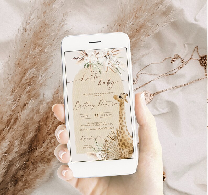 Peut inclure: Une invitation num&eacute;rique pour une baby shower avec une illustration aquarelle d'une girafe et des accents floraux. L'invitation indique "hello baby" et comprend le nom "Britteny Paterson", la date "24 ao&ucirc;t", l'heure "15h00", l'adresse "1073 sidney ERZS&Eacute;BET KRT. 9-11" et le num&eacute;ro de RSVP "000.000.0000".