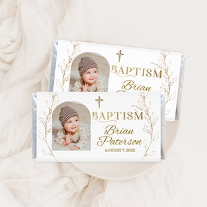 Pode incluir: Embrulho de barra de chocolate branco com uma cruz dourada, letras douradas e uma foto de um bebê. O texto diz "Baptism Brian Patterson August 7, 2022".