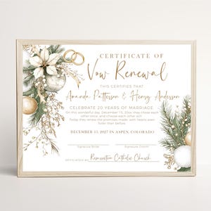 Op de afbeelding: Een rechthoekig certificaat voor de vernieuwing van huwelijksgeloften in een lichthouten lijst. Het document bevat gouden tekst met Certificate of Vow Renewal, Amanda Patterson & Henry Anderson en December 15, 2027, versierd met kerststerren en dennentakken.