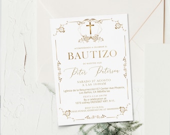 Könnte beinhalten: Eine weiße Einladungskarte mit goldenen Akzenten, die ein Kreuz- und Blumendesign aufweist. Der Text lautet "Bautizo" und enthält Details für eine Tauffeier, einschließlich des Namens "Piter Peterson" und Veranstaltungsinformationen.