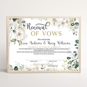 Peut inclure: Un certificat rectangulaire pour un renouvellement de vœux orné d'illustrations de fleurs blanches et d'eucalyptus vert dans les coins. Le texte indique Renewal of Vows, Luna Anderson & Henry Wilkinson, Celebrate 30 Years of Marriage, encadré par un bord en bois clair.