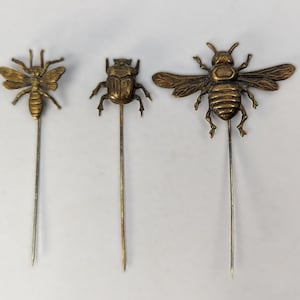 小物 pest Three Vintage Stamped Brass Insect Pins in Porcelain Shoe, Bee