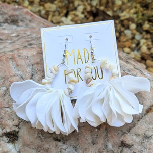 White flower shell earrings, clip on statement earrings, floral earrings, boho earrings, flower earrings, beach earrings, tropical earrings