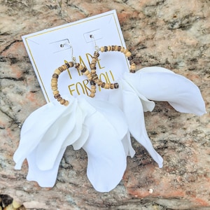 White flower statement earrings, clip on statement earrings, flower earrings, flower clip on earrings, large dangle earrings, light earrings