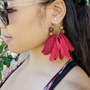 Rote Rosen Ohrringe, Statement Ohrringe, große Blumen Ohrringe, Clip on Ohrringe, exotische Ohrringe, rote Blumen Ohrringe, kräftige Ohrringe