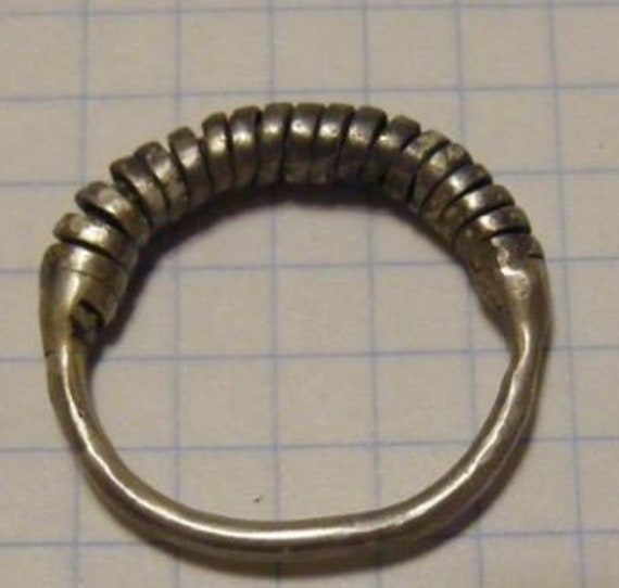 Wikinger verdreht Ring