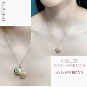 Peut inclure: Un collier doré avec un pendentif rond orné d'un motif gravé et une chaîne fine. Le texte "COLLIER PORTE-PHOTOS LA CASSOLETTE" est également visible en rouge sur l'image.
