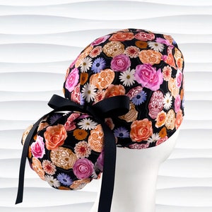Gorro quirúrgico con calaveras de azúcar, rosas y margaritas, forro de satén y botones, para cabello largo, gorro quirúrgico, otoño.