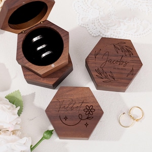 Pode incluir: Uma placa de madeira rústica com o texto "Welcome to our home" em letras brancas. A placa apresenta um acabamento desgastado e um design simples e convidativo, perfeito para a decoração da entrada.