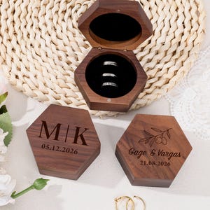 Puede incluir: Un juego de tres tazas de cerámica con un acabado mate moteado. Las tazas son de color crema, gris claro y gris oscuro. Cada taza tiene un diseño simple y minimalista.