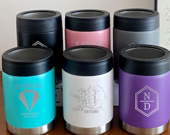 Gepersonaliseerde bierblikjeshouder gegraveerd/bruidsjonkers aangepaste metalen blikje koeler/bierblikje koeler met monogram/vrijgezellenfeest cadeau voor hem