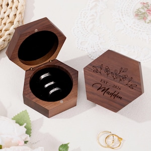 Caixa de madeira personalizada com gravação para alianças, ideal para casamentos, com interior em veludo, formato hexagonal e 3 compartimentos. Perfeita para pedidos de casamento e aniversários.