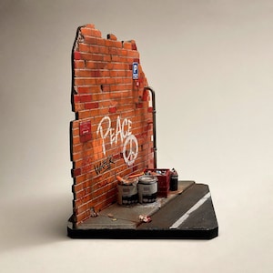 Alte Mauer auf der Straße, 1:16 Maßstab Diorama, 100 % handgemacht, mit Hyperrealistischen Details Spraydosen, Müll, Kartons, Zeitschriften etc