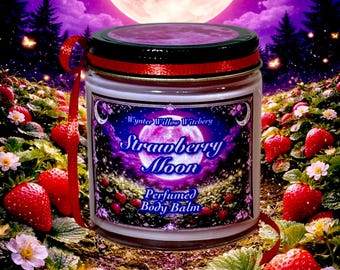 Könnte beinhalten: Ein zylindrisches Glasgefäß mit Strawberry Moon parfümiertem Körperbalsam, einem schwarzen Deckel und einem roten Band. Das Etikett zeigt den Text Wynter Willow Witchery, Strawberry Moon und Perfumed Body Balm vor einem Erdbeerfeld.