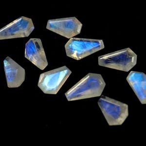 10 AAA vita regnbågsmånstenar, kistslipade 13 x 8 mm bild 1
