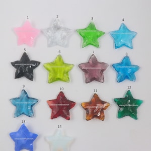 Puede incluir: Surtido de 14 piezas de vidrio en forma de estrella de varios colores, incluyendo rosa, transparente, verde, azul, negro, amarillo, morado, rojo, naranja y blanco.