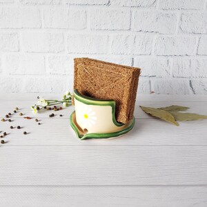 Light sponge dish with dasy drawing Handmade ceramic sponge holder with flower for kitchen drainer Housewarming gift