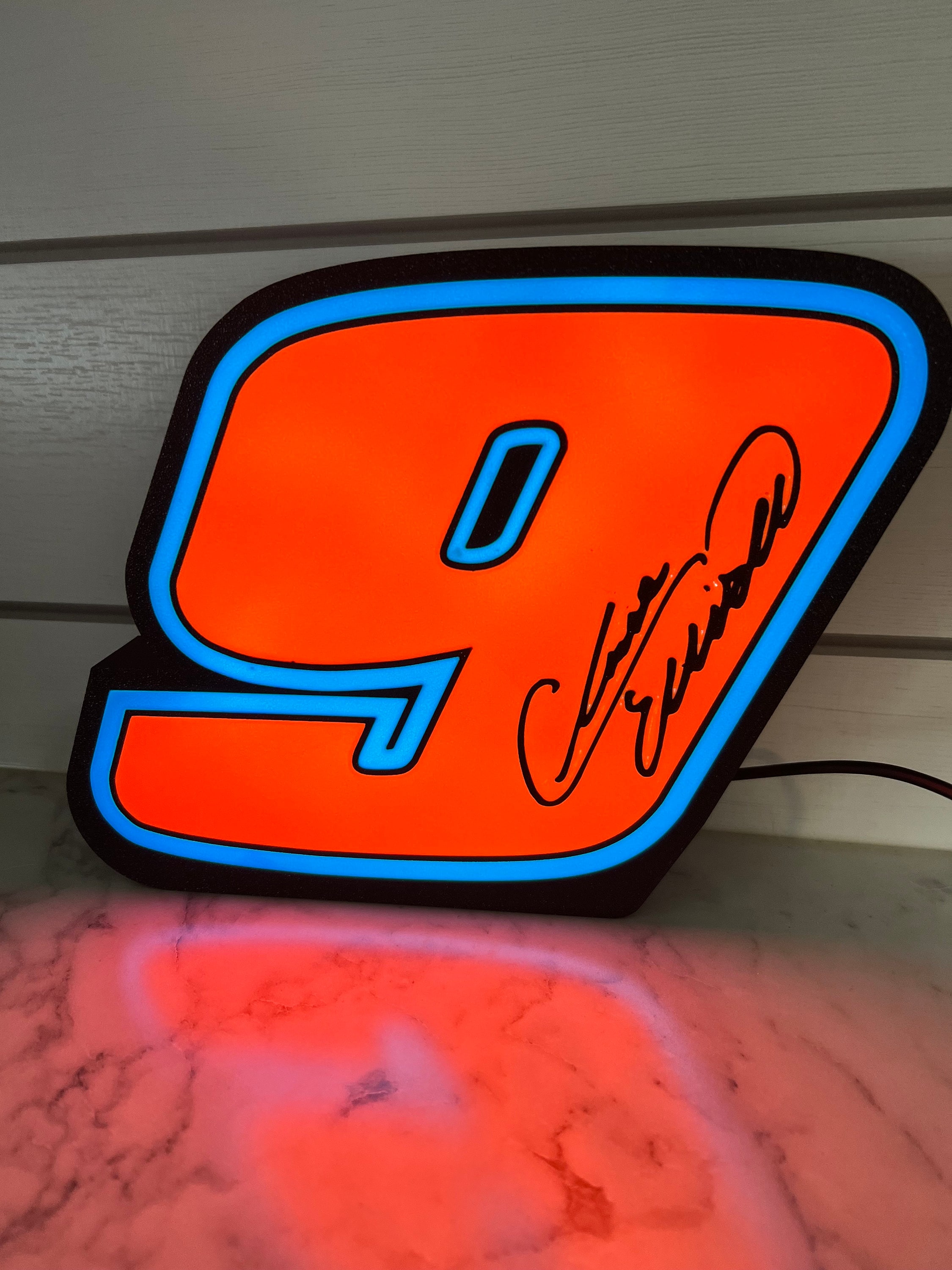 Caisson lumineux LED inspiré de NASCAR. D'autres modèles à venir !