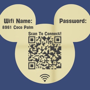 以下が含まれることがあります： 中央にQRコードが描かれた、ミッキーマウスの形をした黄色の看板。看板の上部には「Wifi Name: 8961 Coco Palm」と「Password:」の文字が書かれている。QRコードの下には「Scan To Connect!」の文字が書かれている。