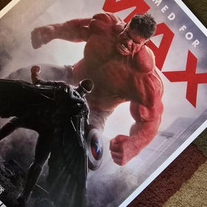 Op de afbeelding: Een filmposter voor Captain America: Civil War, met een rode Hulk en Captain America. De poster is voor een film die in IMAX wordt vertoond.