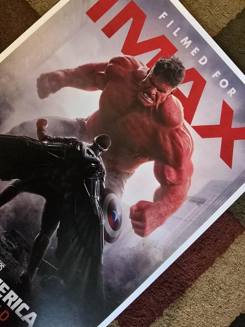Op de afbeelding: Een filmposter voor Captain America: Civil War, met een rode Hulk en Captain America. De poster is voor een film die in IMAX wordt vertoond.