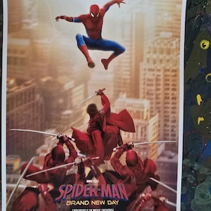K&ouml;nnte beinhalten: Ein Filmplakat f&uuml;r Spider-Man: Brand New Day. Spider-Man, in einem rot-blauen Anzug, springt &uuml;ber einer Stadt. Darunter k&auml;mpfen Figuren in roten Umh&auml;ngen mit Schwertern. Der Text auf dem Plakat lautet "Spider-Man Brand New Day" und "31. Juli."