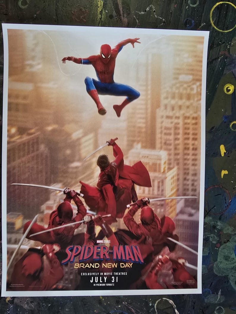 K&ouml;nnte beinhalten: Ein Filmplakat f&uuml;r Spider-Man: Brand New Day. Spider-Man, in einem rot-blauen Anzug, springt &uuml;ber einer Stadt. Darunter k&auml;mpfen Figuren in roten Umh&auml;ngen mit Schwertern. Der Text auf dem Plakat lautet "Spider-Man Brand New Day" und "31. Juli."