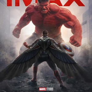 Op de afbeelding: Een filmposter voor Captain America: Brave New World, met een rode Hulk die boven Captain America staat, die een rood, wit en blauw kostuum met vleugels draagt. De poster heeft de tekst "FILMED FOR IMAX" bovenaan en "MARVEL STUDIOS" en "FEBRUARY 14" onderaan.